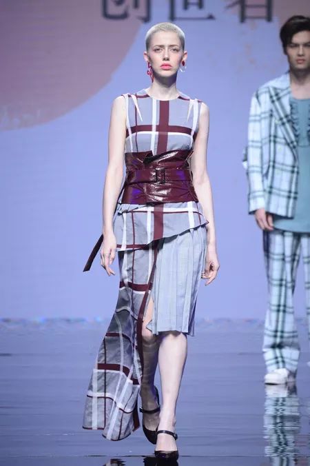 坐標(biāo)大浪 時(shí)尚風(fēng)云激蕩，潮流與創(chuàng)新共生——2019春夏中國(guó)紡織面料流行趨勢(shì)暨新銳設(shè)計(jì)師發(fā)布秀側(cè)記